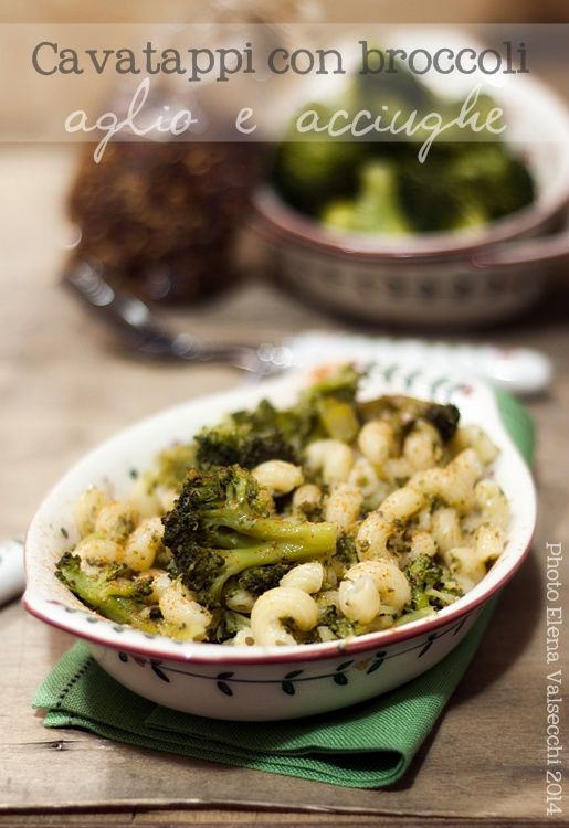 Cavatappi con broccoli, aglio e acciughe