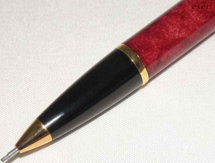 Ołówek czerwony marmurek przednia część korpusu