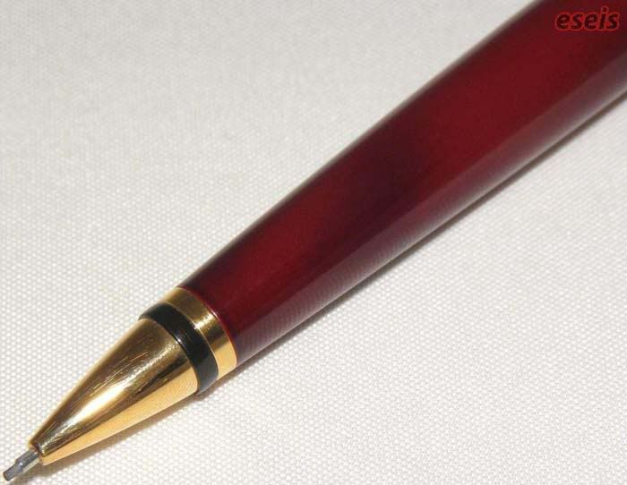 Ołówek bordowy przednia część korpusu