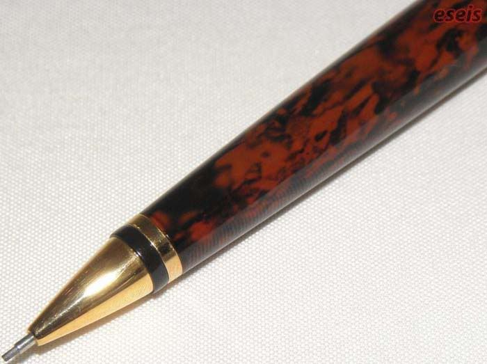 Ołówek brązowo-czarny przednia część korpusu