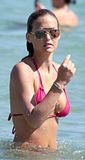 th_bikini-bar-refaeli5.jpg