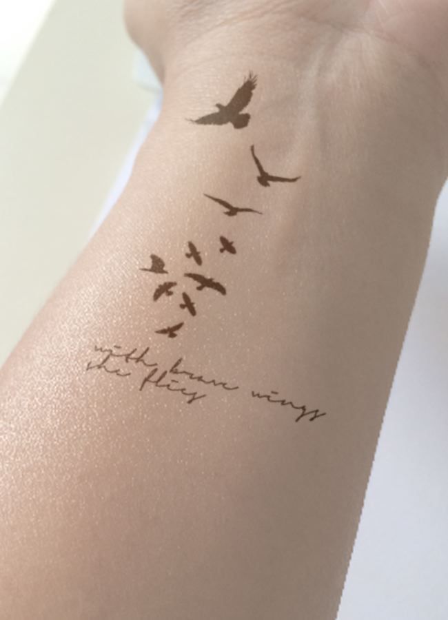 Tatuagem de pássaros no pulso
