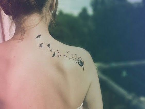 Tatuagem de dente de leão com pássaros nas costas