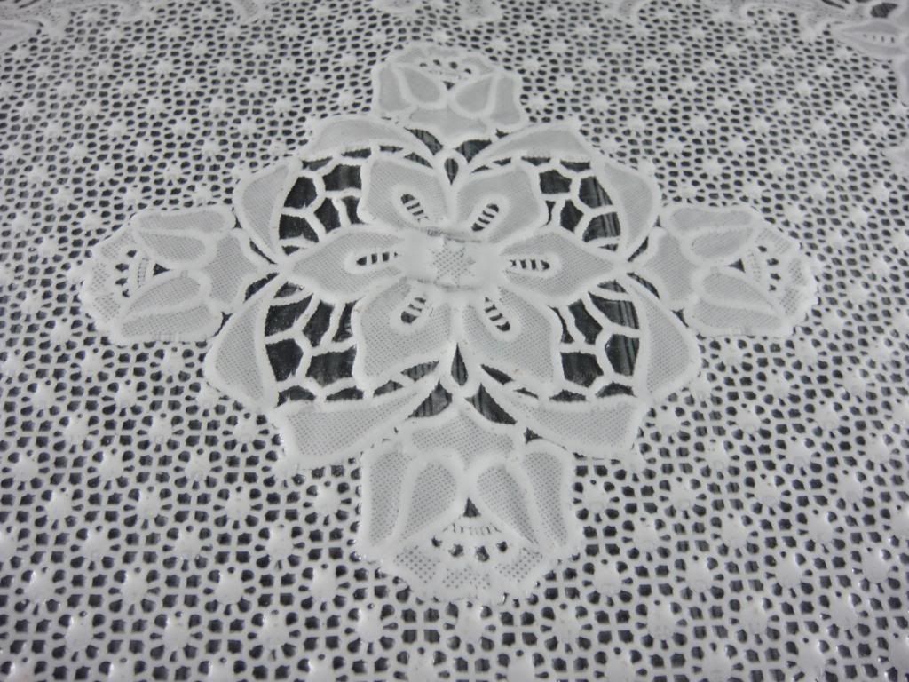 PAIR OF WHITE LACE FLOWER DINING MAT TABLE VINTAGE PLASTIC CLOTH