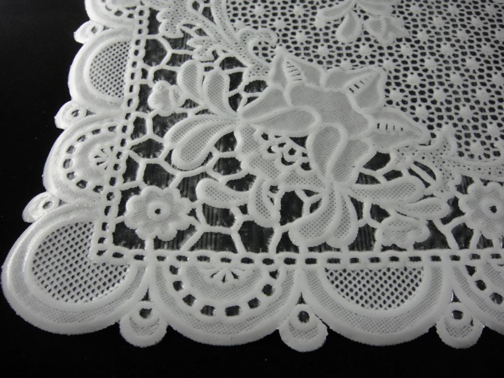 PAIR OF WHITE LACE FLOWER DINING MAT TABLE VINTAGE PLASTIC CLOTH