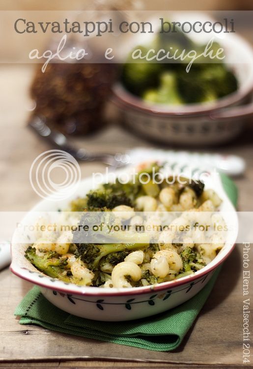 cavatappi con broccoli, aglio e acciughe