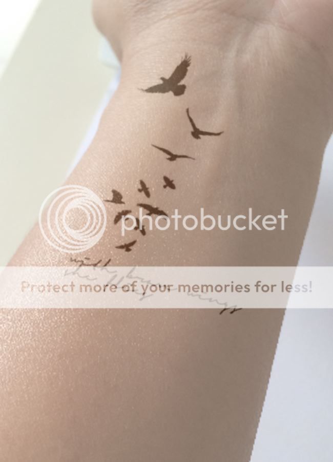 Tatuagem de pássaros no pulso